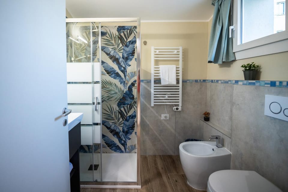 Shower, Toilet, Bathroom, Bath, bidet, towels