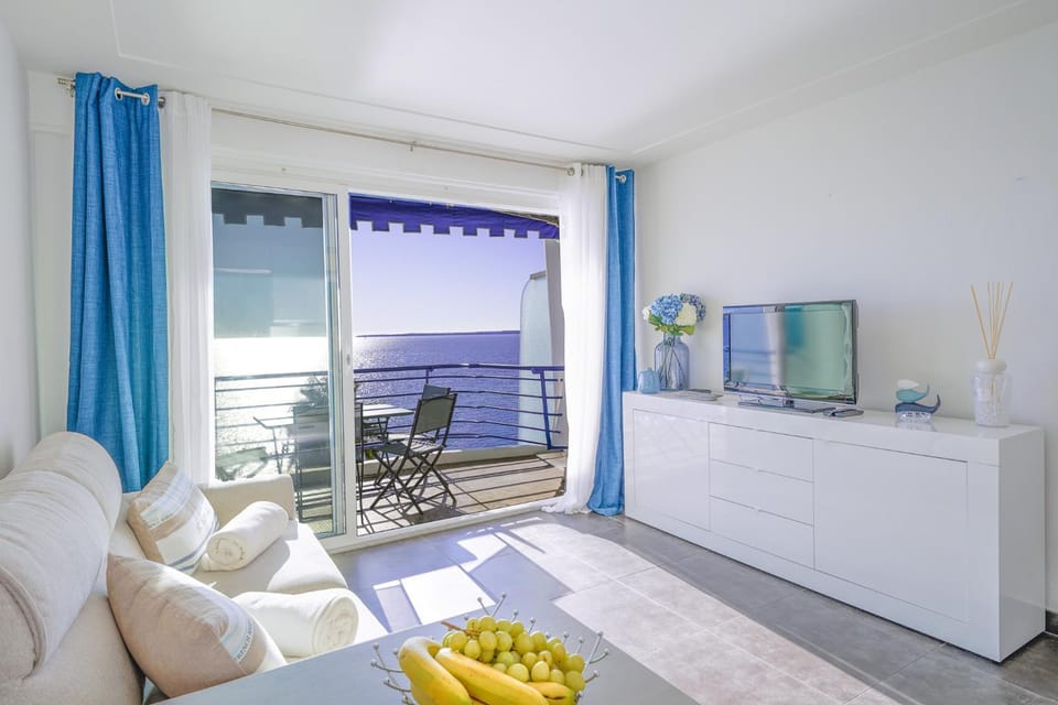 TV and multimedia, Living room, Sea view, air conditioner