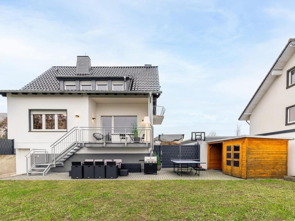 Property building, Garden, Balcony/Terrace
