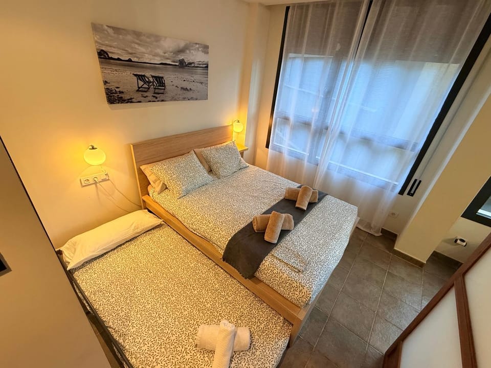 Bed, towels