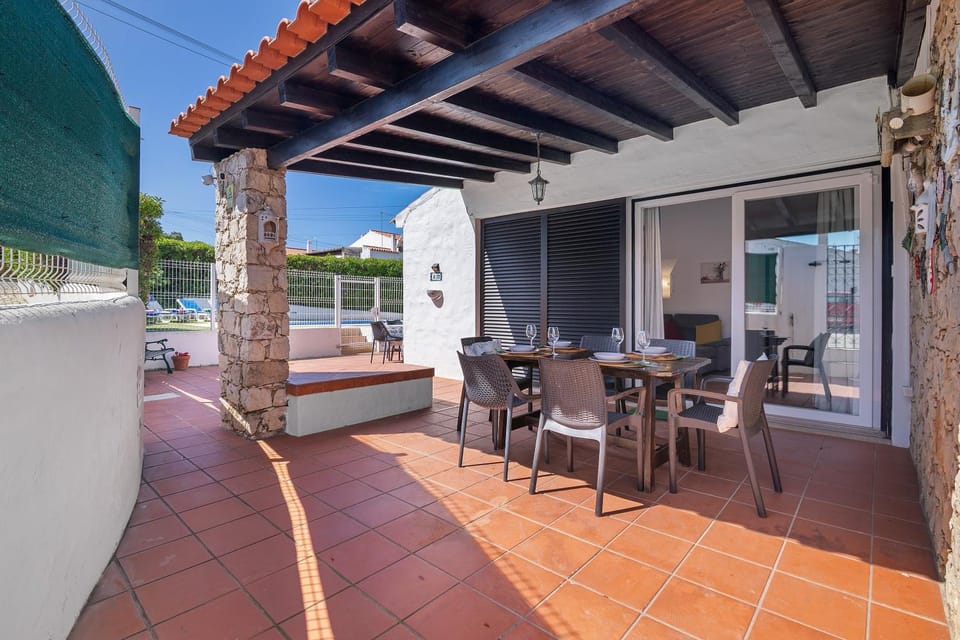Property building, Balcony/Terrace, Living room