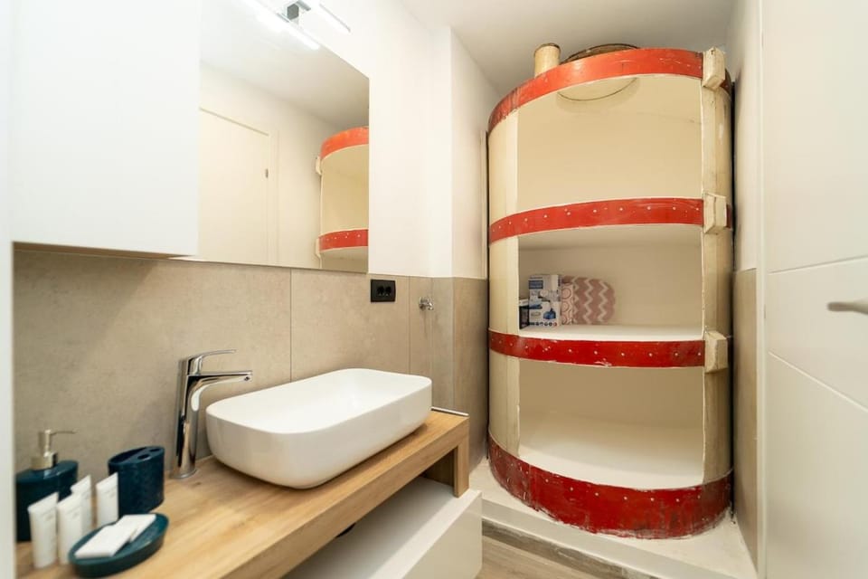 Spacious apartment with WiFi and AC & parking Apartment in Milan