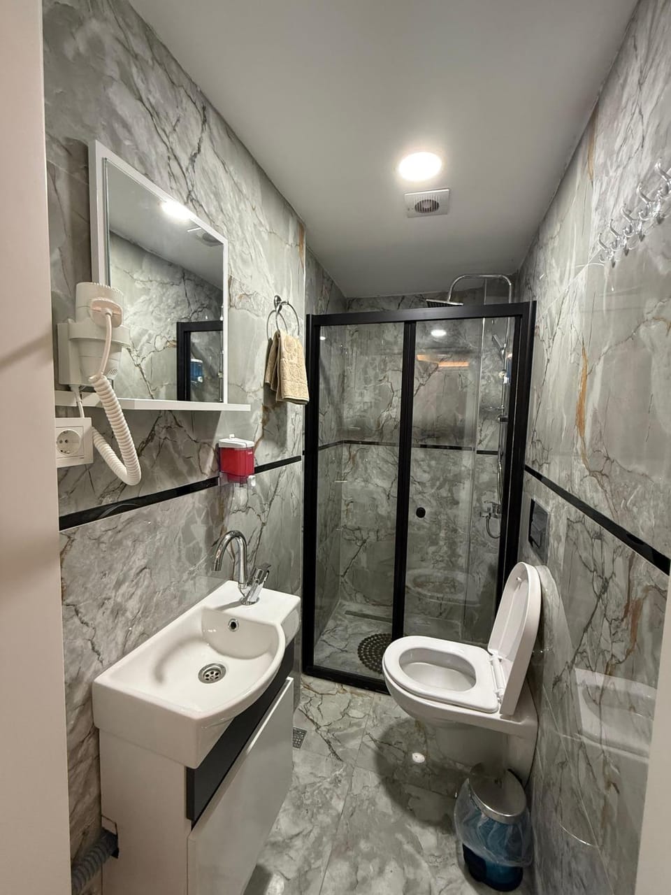 Toilet, towels
