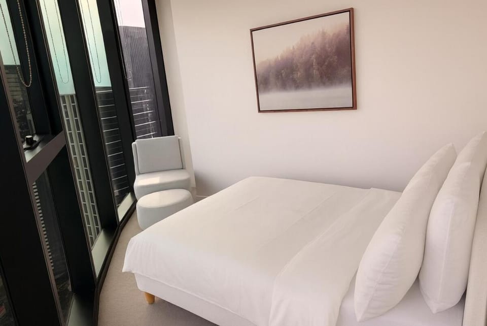 Level 43 Luxury 3BR, Ocean, Lake Views, Parking Apartment in Southbank
