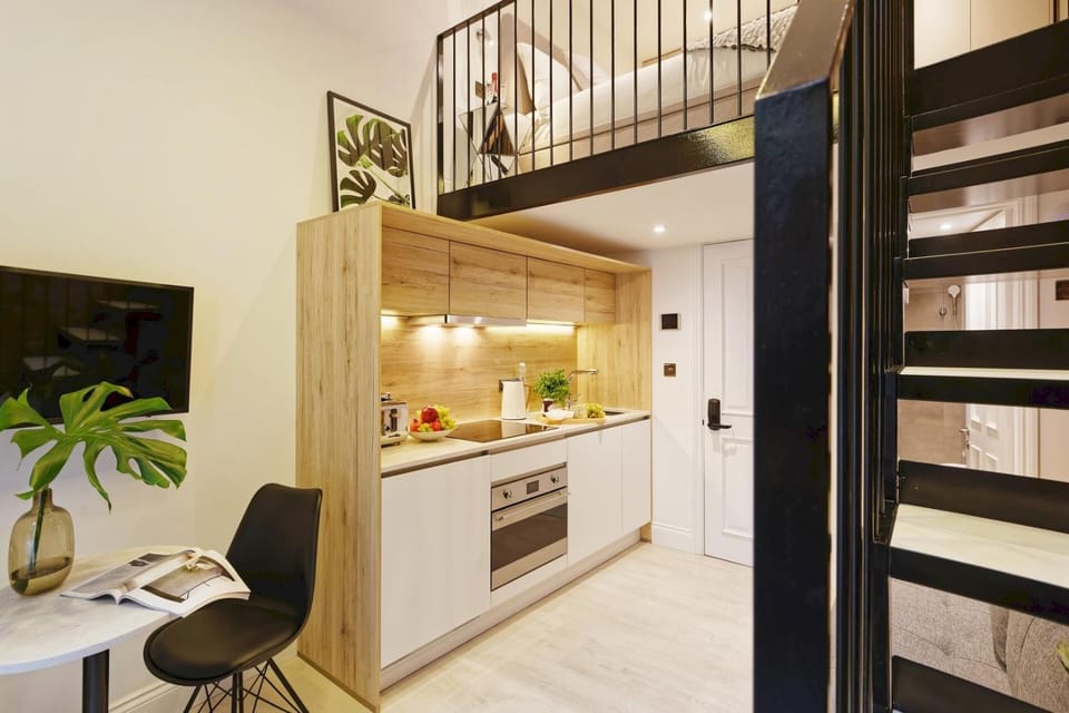 Lovely Mezzanine loft-classy balcony at NottingHil Apartment in City of Westminster