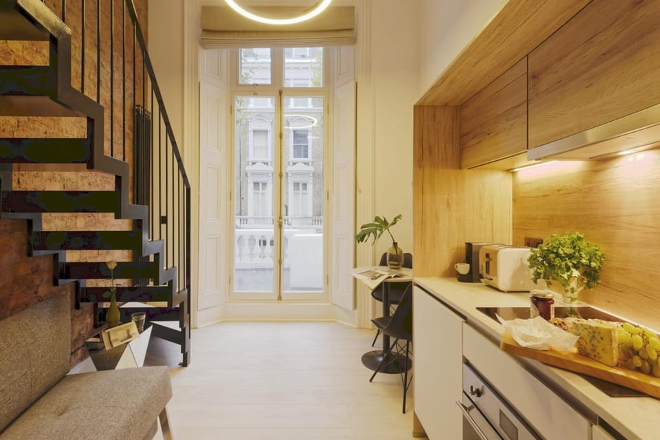 Lovely Mezzanine loft-classy balcony at NottingHil Apartment in City of Westminster