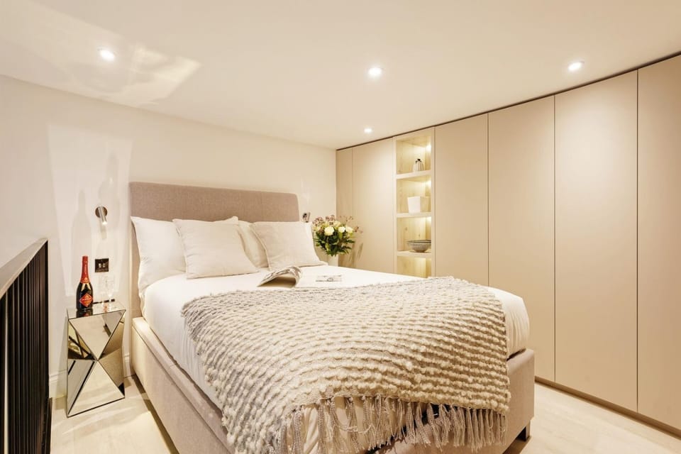 Lovely Mezzanine loft-classy balcony at NottingHil Apartment in City of Westminster