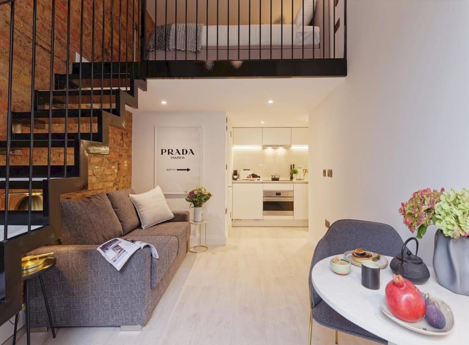 Studio with balcony in Central London Apartment in City of Westminster