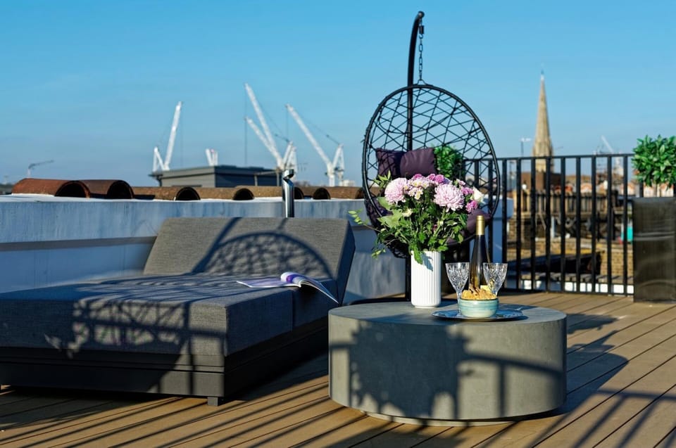 Studio with balcony in Central London Apartment in City of Westminster