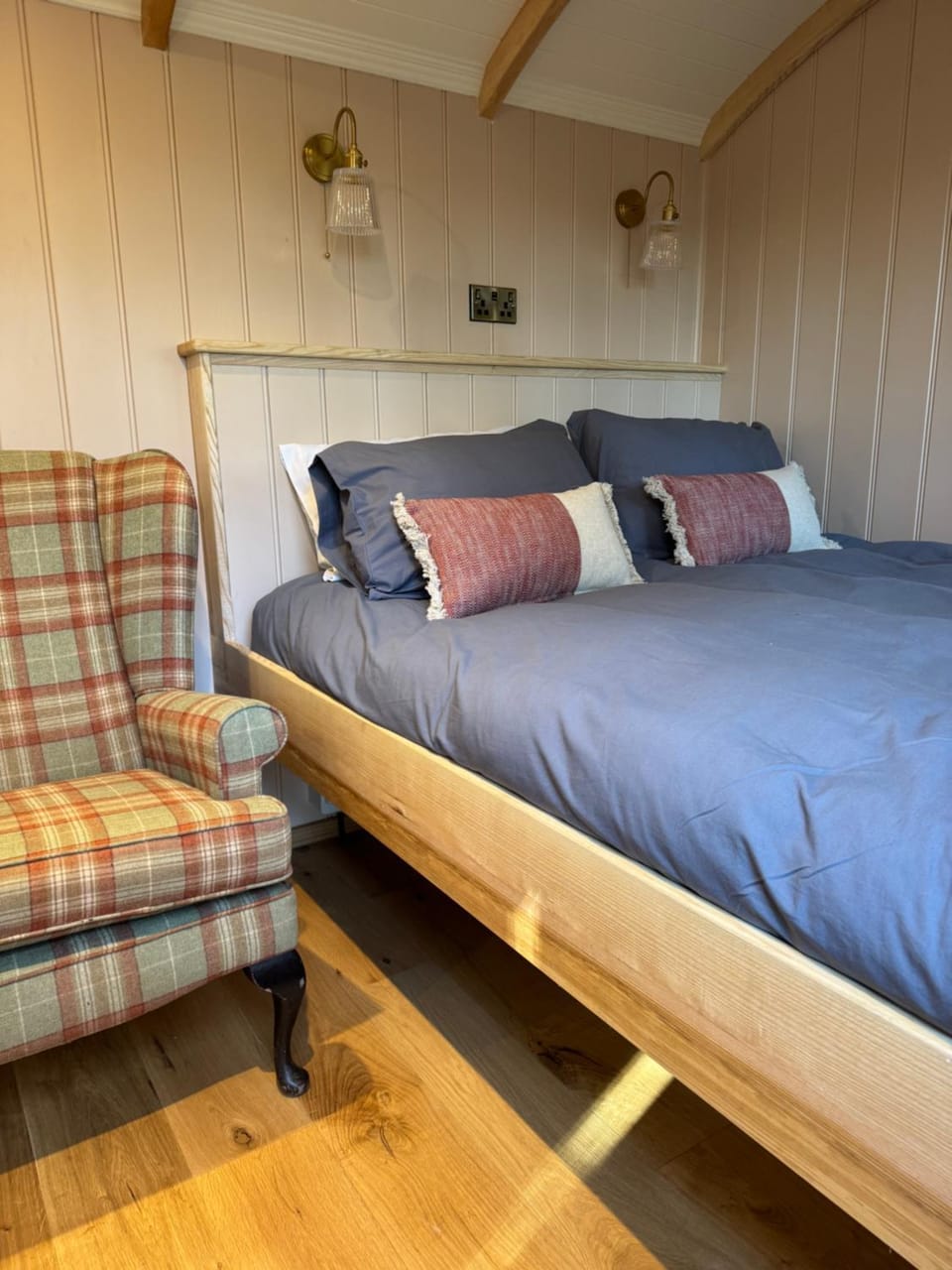 Luxury Shepherd Hut w Outdoor Bath at Powis Estate Apartment in Scotland