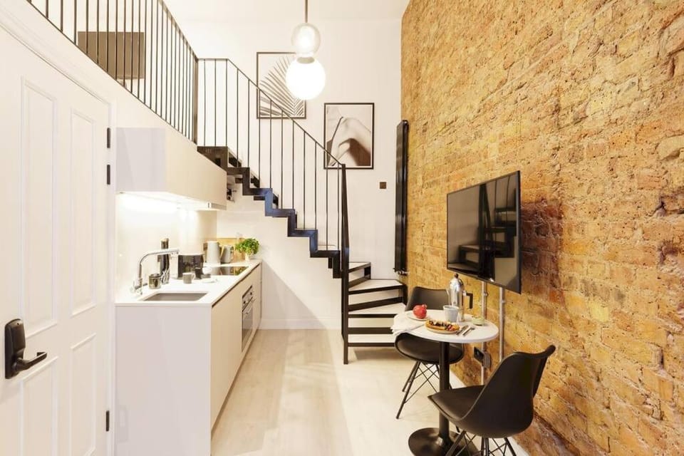 Lovely Mezzanine loft +Japanese WC at Notting Hil Apartment in City of Westminster
