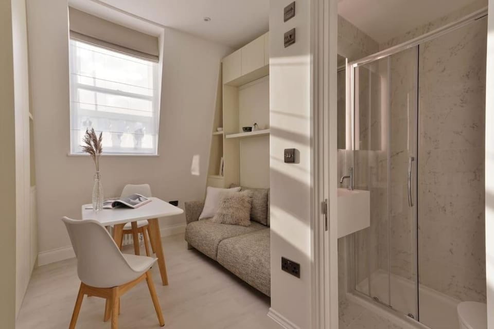 Stylish and bright micro studio located- 4th floor Apartment in City of Westminster