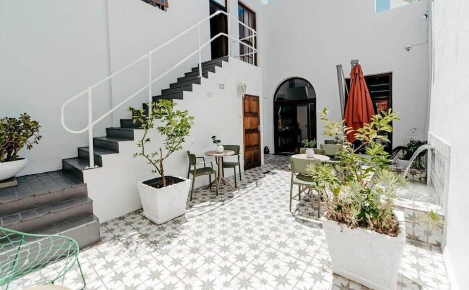 Upper Jarvis - Stylish 1-Bed in Shared Guesthouse Apartment in Cape Town
