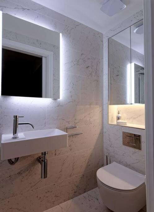 Bright micro studio in Notting Hill-4th floor House in City of Westminster