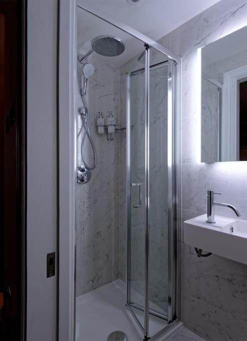 Bright micro studio in Notting Hill-4th floor House in City of Westminster
