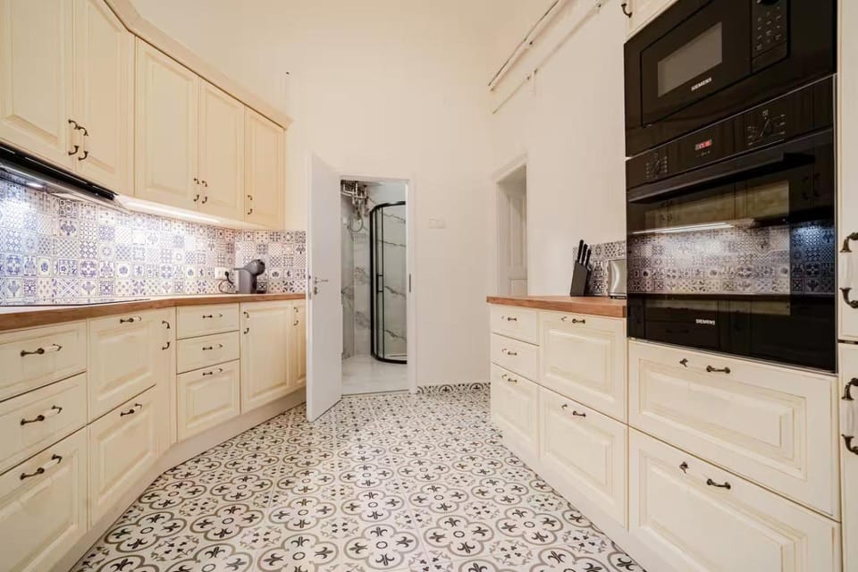 Coffee/tea facilities, Kitchen or kitchenette, dishwasher, oven, stove