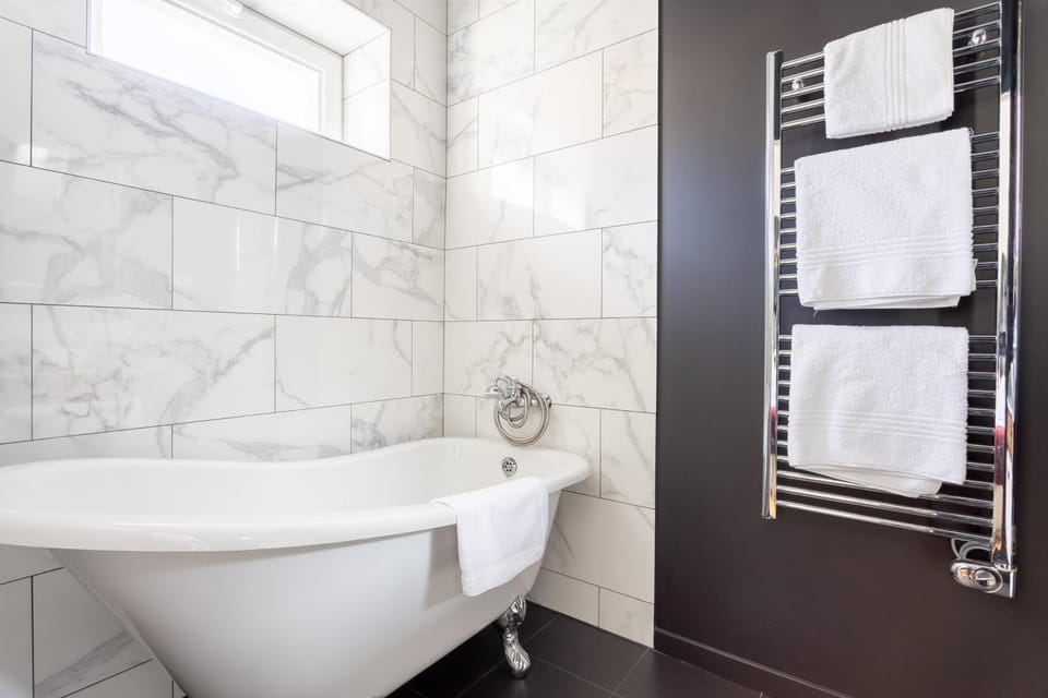 Bathroom, Bath, towels
