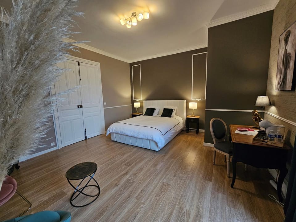 Bed, Photo of the whole room, Bedroom