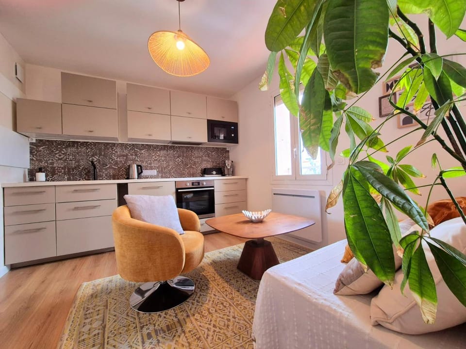 Kitchen or kitchenette, Living room, Seating area, Dining area, minibar, pet friendly, stove