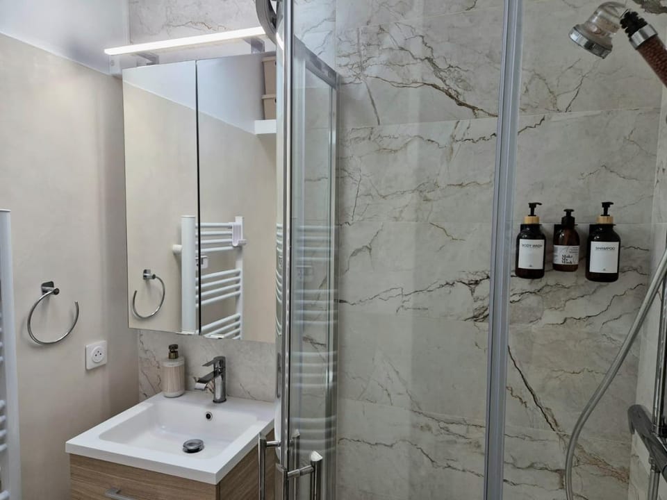 Shower, Bathroom, towels