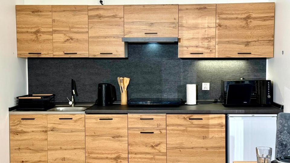 Coffee/tea facilities, Kitchen or kitchenette, oven, stove