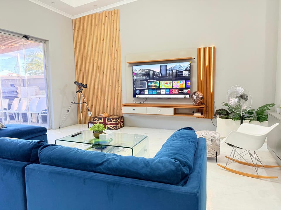 Centrally located 11 sleeper house near Canal Walk House in Cape Town