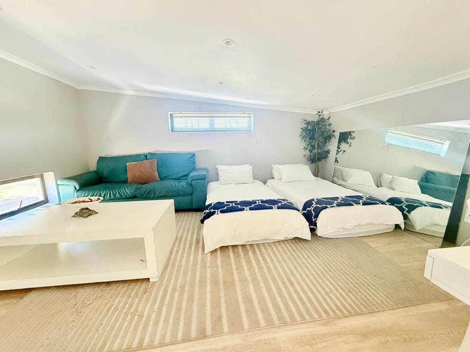 Centrally located 11 sleeper house near Canal Walk House in Cape Town