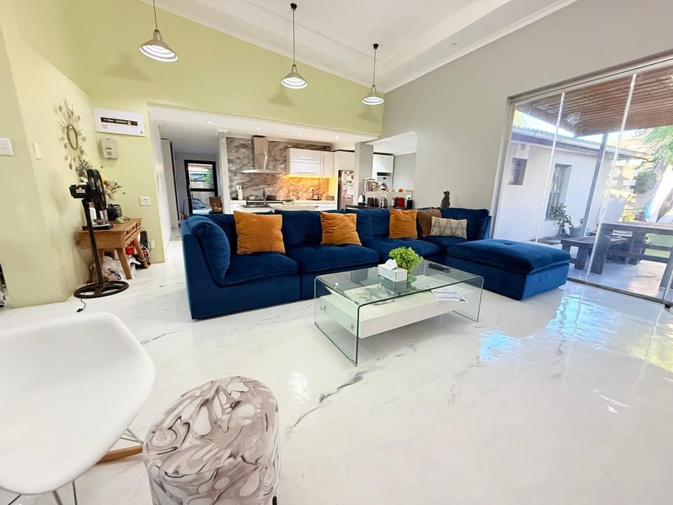 Centrally located 11 sleeper house near Canal Walk House in Cape Town