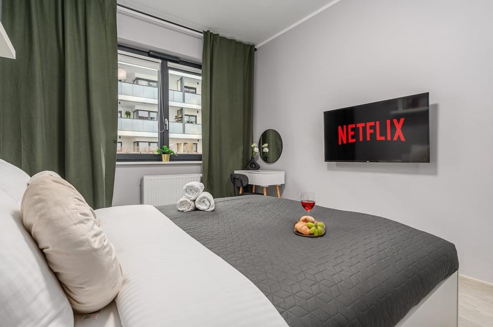 Bed, TV and multimedia, Bedroom