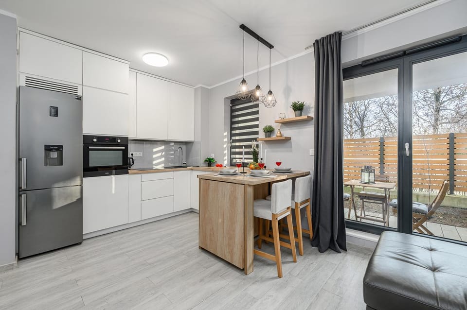 Coffee/tea facilities, Kitchen or kitchenette, Dining area, oven, stove