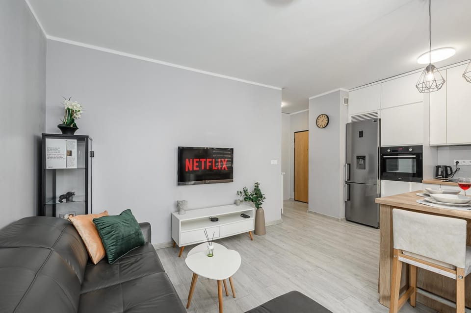 TV and multimedia, Kitchen or kitchenette, Living room, Seating area, Dining area