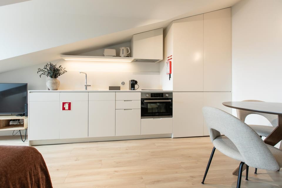 Kitchen or kitchenette, Dining area, microwave, stove