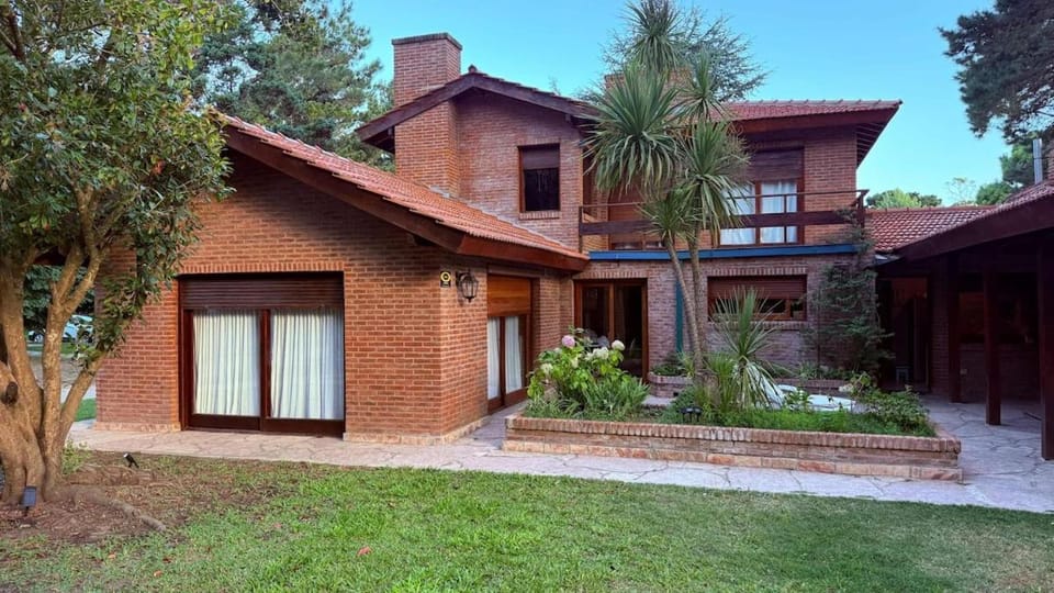 Chalet con minipiscina climatizada en Pinamar norte golf nuevo , Eneas y submarino Santa Fe, muy amplia y cómoda House in Pinamar