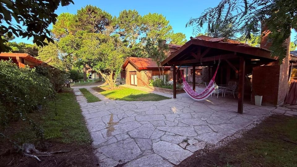 Chalet con minipiscina climatizada en Pinamar norte golf nuevo , Eneas y submarino Santa Fe, muy amplia y cómoda House in Pinamar