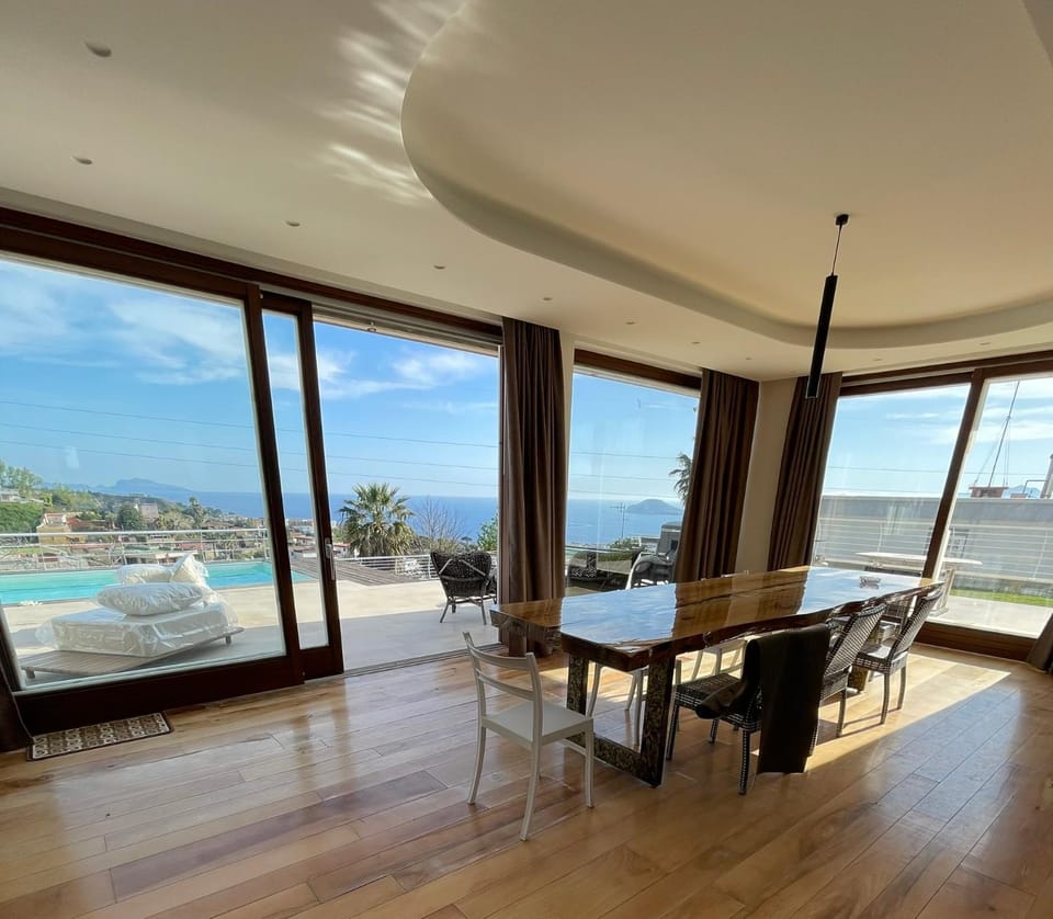 Living room, Dining area, Swimming pool