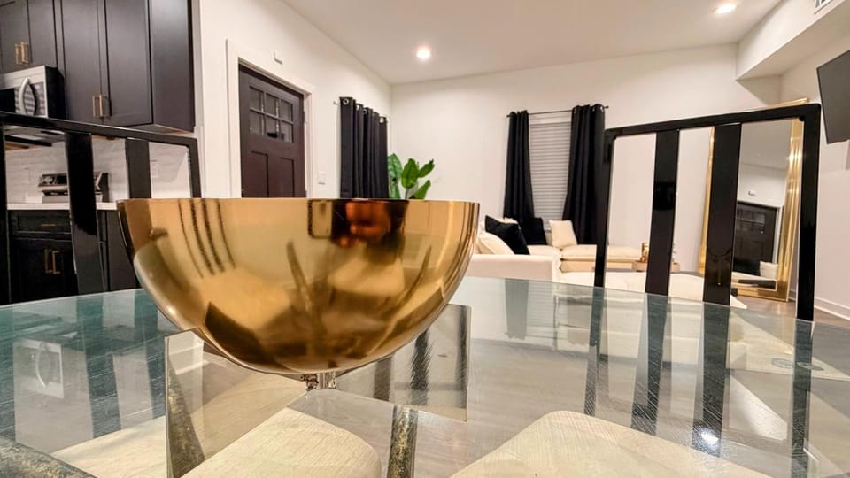 Modern Gold Oasis Spacious 3BR Close to Downtown Apartment in Houston