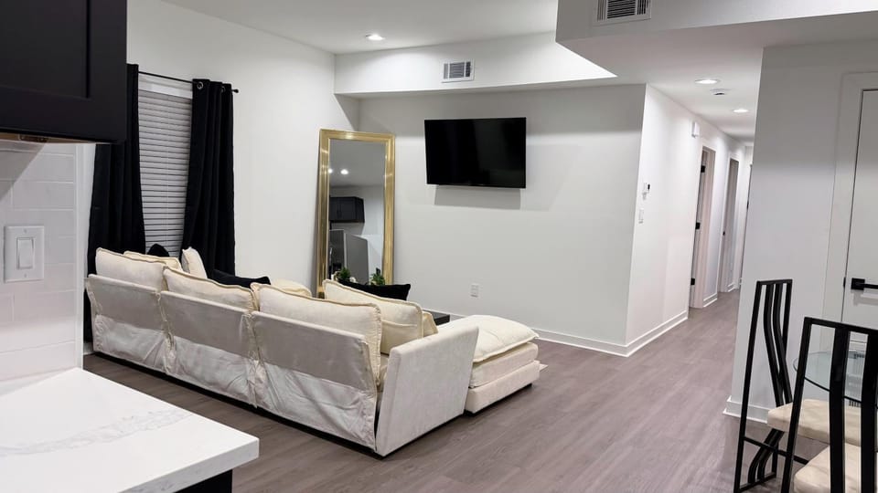 Modern Gold Oasis Spacious 3BR Close to Downtown Apartment in Houston