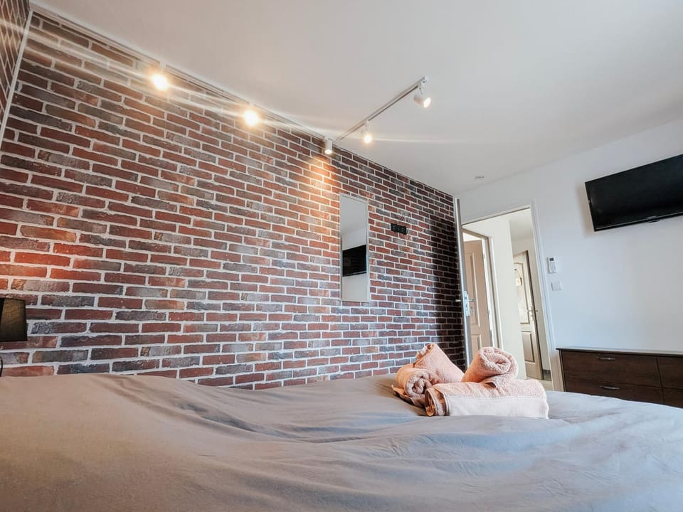 Bed, TV and multimedia, Photo of the whole room