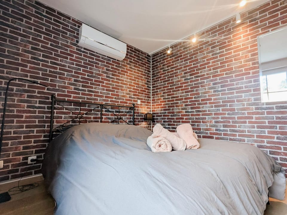 Bed, Photo of the whole room, Bedroom, air conditioner