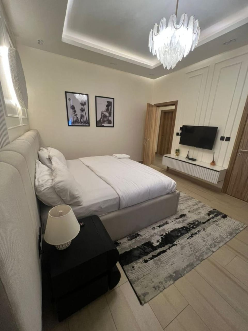 Communal lounge/ TV room, Bed, TV and multimedia, Decorative detail, Bedroom