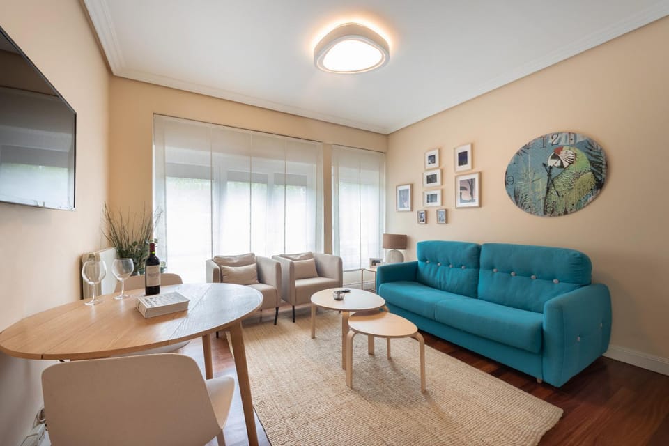 TV and multimedia, Living room, Seating area, Dining area