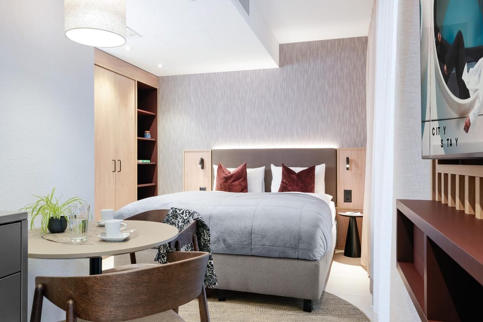 Bed, TV and multimedia, Living room, Seating area, Dining area, Bedroom