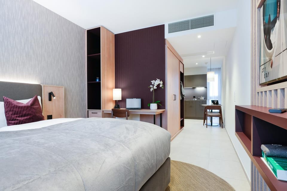 TV and multimedia, Living room, Seating area, Bedroom