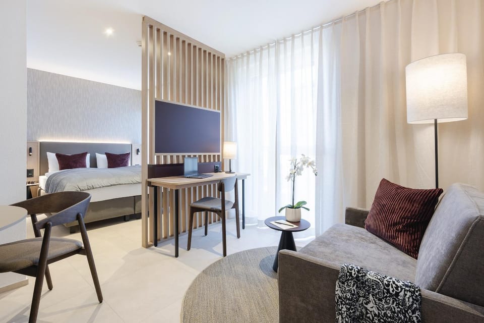 Bed, TV and multimedia, Living room, Photo of the whole room, Seating area, Bedroom