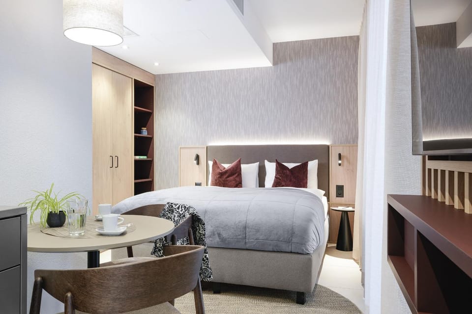 Bed, TV and multimedia, Dining area, Bedroom, wardrobe