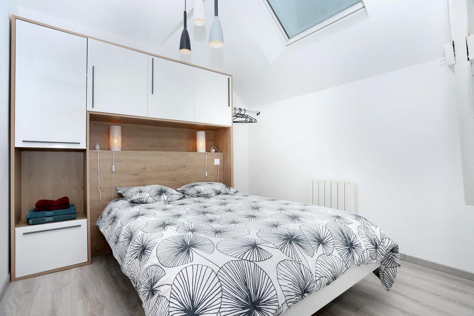 Photo of the whole room, Bedroom