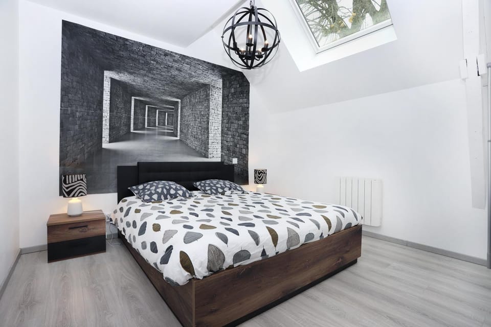 Photo of the whole room, Bedroom