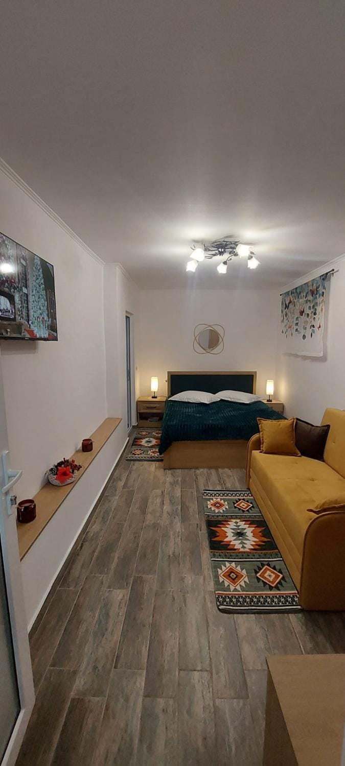 Bed, TV and multimedia, Seating area, Bedroom