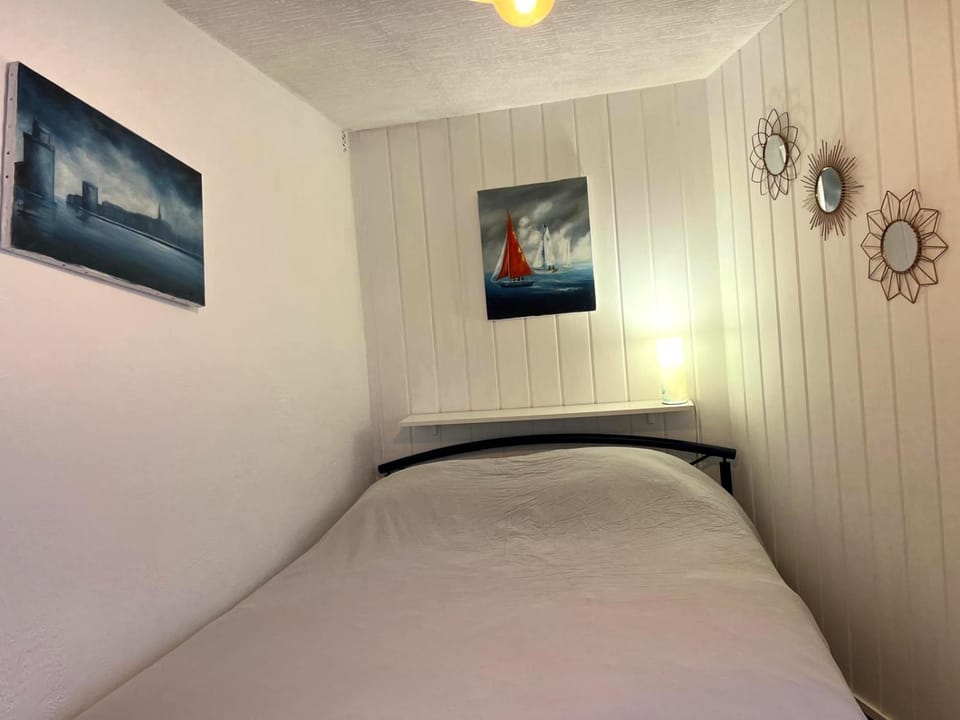 Bed, Photo of the whole room, Decorative detail, Bedroom