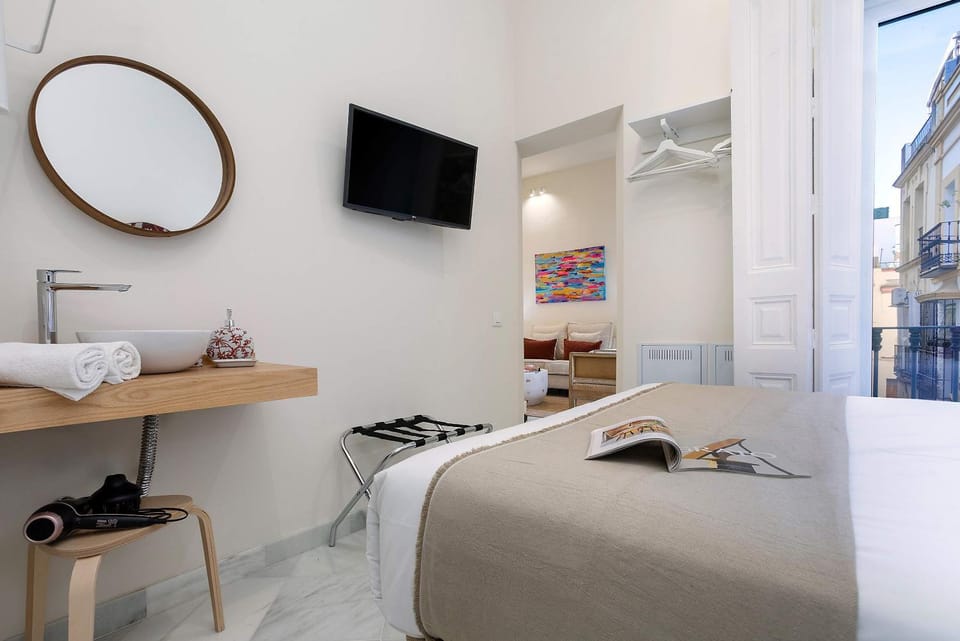 Bed, TV and multimedia, Balcony/Terrace, Photo of the whole room, Bedroom
